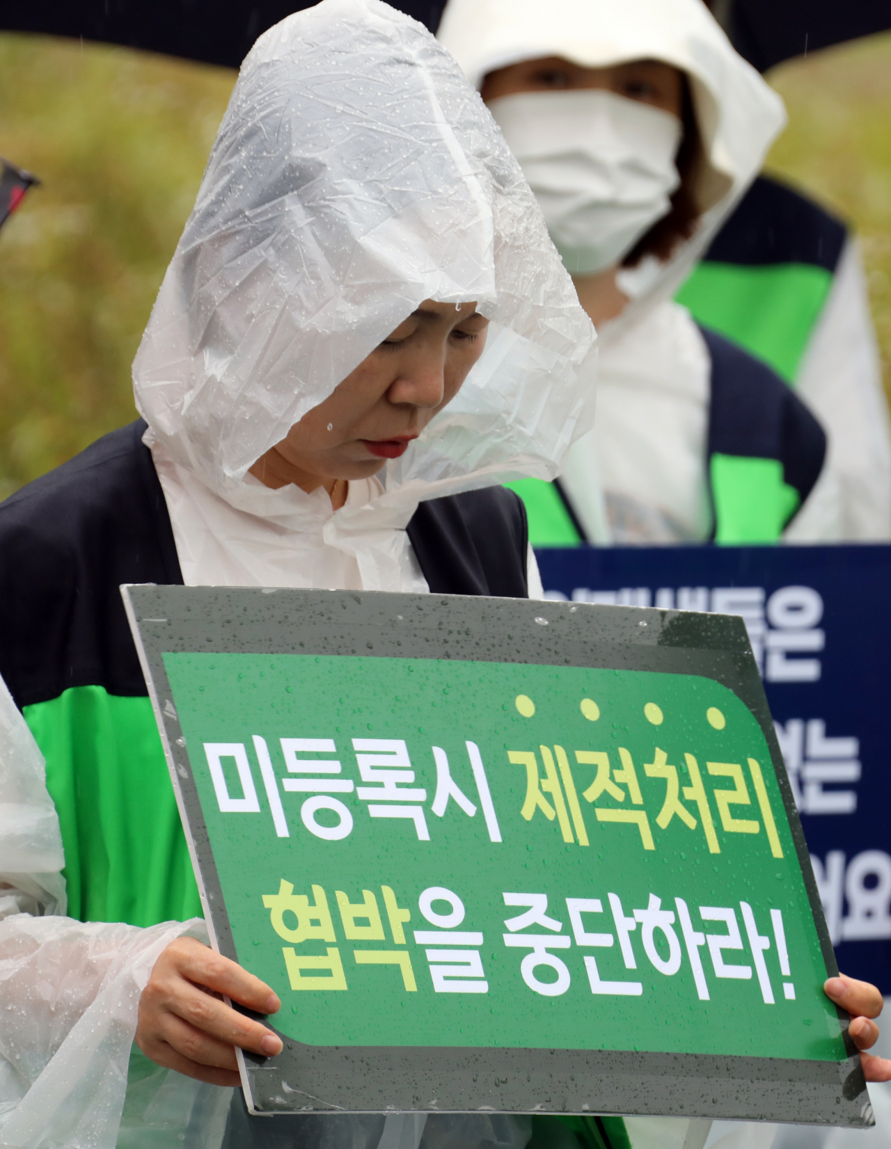 전국의대생학부모연합 주최로 23일 오전 정부세종청사 교육부 앞에서 열린 의대 정원 백지화 촉구 집회에서 학부모들이 2025학년도 의대 증원 정책 원점 재검토를 촉구하며, 유급 불허·편법 학점 부여 정책 등에 항의하고 있다. 연합뉴스