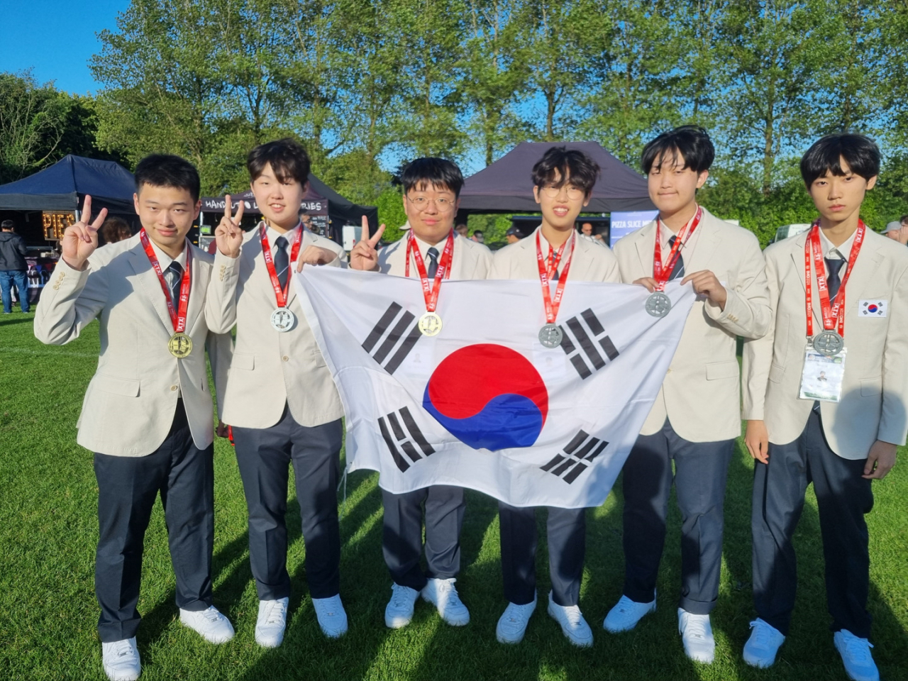 국제수학올림피아드에 출전한 한국대표단 전원이 메달 시상식 후, 기념 촬영을 하고 있다. 박경준(왼쪽부터), 진영범, 주형조, 최현우, 정유찬, 함우주 학생.[과기정통부 제공]