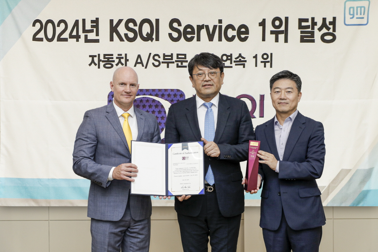 사진 왼쪽부터 윌리엄 헨리 GM 해외사업부문 애프터 세일즈 서비스 부문 전무, 이립 한국능률협회컨설팅 CCO, 박정수 GM 해외사업부문 애프터 세일즈 서비스 부문 상무 [GM 한국사업장 제공]