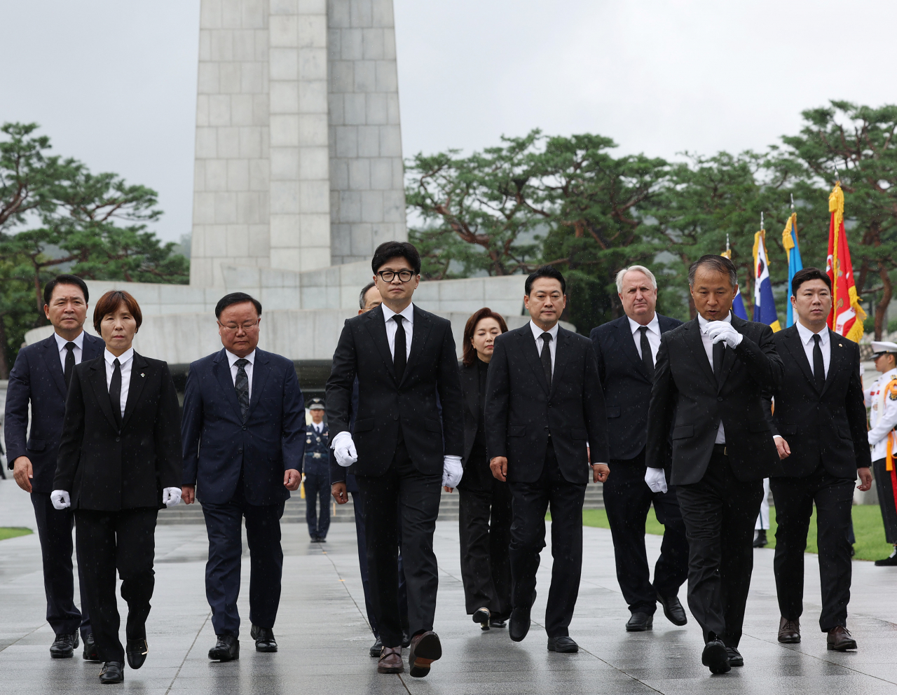 한동훈 국민의힘 대표와 추경호 원내대표 등 신임 지도부가 24일 오전 서울 동작구 국립현충원을 참배를 마친 뒤 이동하고 있다. [연합]