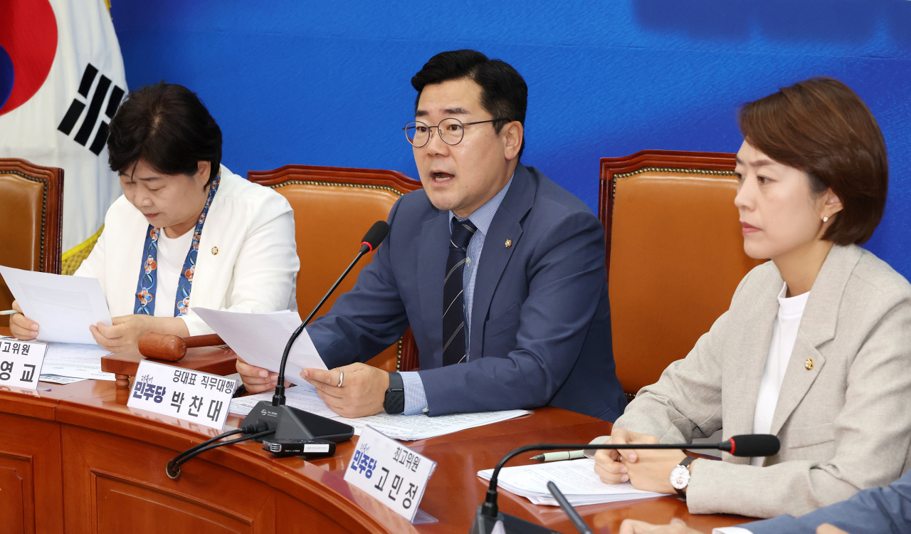 박찬대(가운데) 더불어민주당 당 대표 직무대행 겸 원내대표가 24일 오전 국회에서 열린 최고위원회의에서 발언하고 있다. [연합]