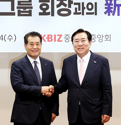포스코그룹 장인화 회장(왼쪽)이 24일 중소기업중앙회를 방문해 김기문 중기중앙회장과 환담에 앞서 악수하고 있다. [중기중앙회 제공]