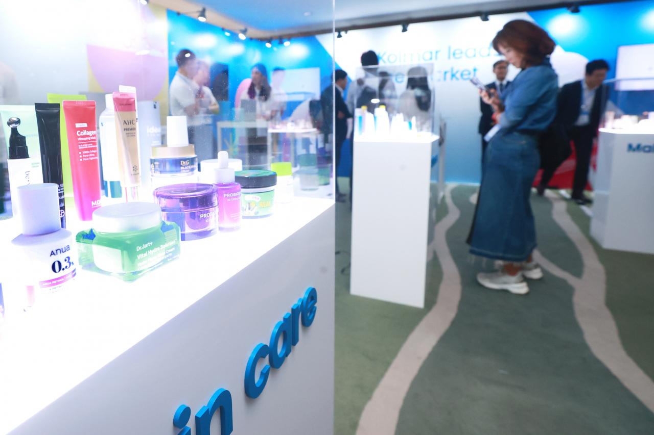 27일 서울 강남구 인터컨티넨탈 서울 코엑스에서 열린 '아마존 K-뷰티 콘퍼런스 셀러데이'에서 참관객이 관련 부스를 둘러보고 있다. 연합뉴스
