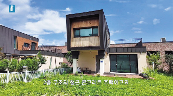 경매에 나온 가평 2층 단독주택 외관 [부동산360 영상 갈무리]