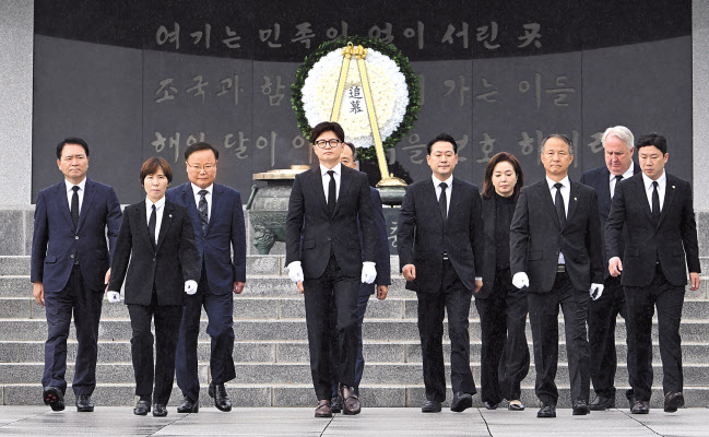 한동훈(왼쪽 네 번째) 국민의힘 대표 등 신임 지도부가 24일 오전 서울 동작구 국립현충원을 찾아 참배한 뒤 이동하고 있다. 한 대표는 방명록에 “더 경청하고, 더 설명하고, 더 설득해서 국민의 마음을 얻고 함께 미래로 가겠습니다”라고 적었다. 임세준 기자