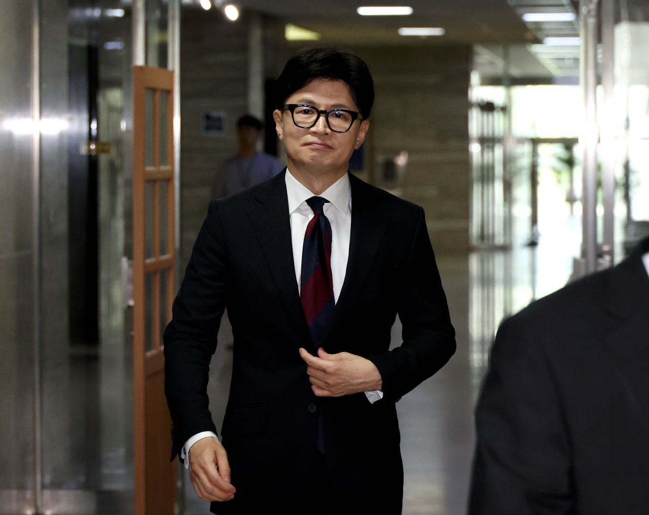 국민의힘 한동훈 신임 당 대표가 24일 오전 서울 여의도 국회 당대표실로 이동하고 있다. [연합]