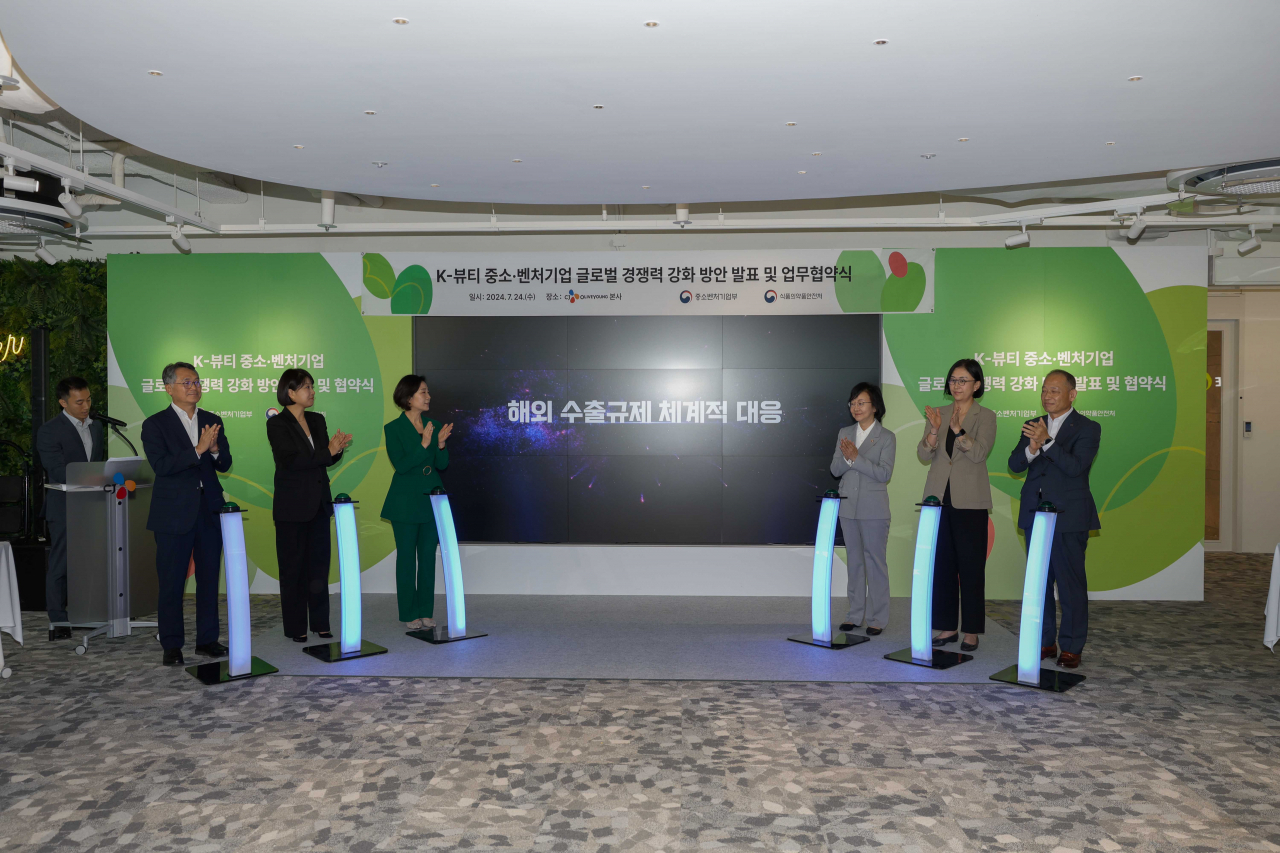 오영주 중소벤처기업부 장관과 오유경 식품의약안전처장이 24일 서울 용산구 CJ올리브영에서 열린 ‘K-뷰티 중소·벤처기업 글로벌 경쟁력 강화 방안 발표 및 업무협약식’에서 협업기관과 세리머니를 하고 있다.(왼쪽부터 최경 코스맥스 대표, 이선정 CJ올리브영 대표, 오영주 장관, 오유경 처장, 신화숙 아마존글로벌셀링 대표, 최현규 한국콜마 대표).