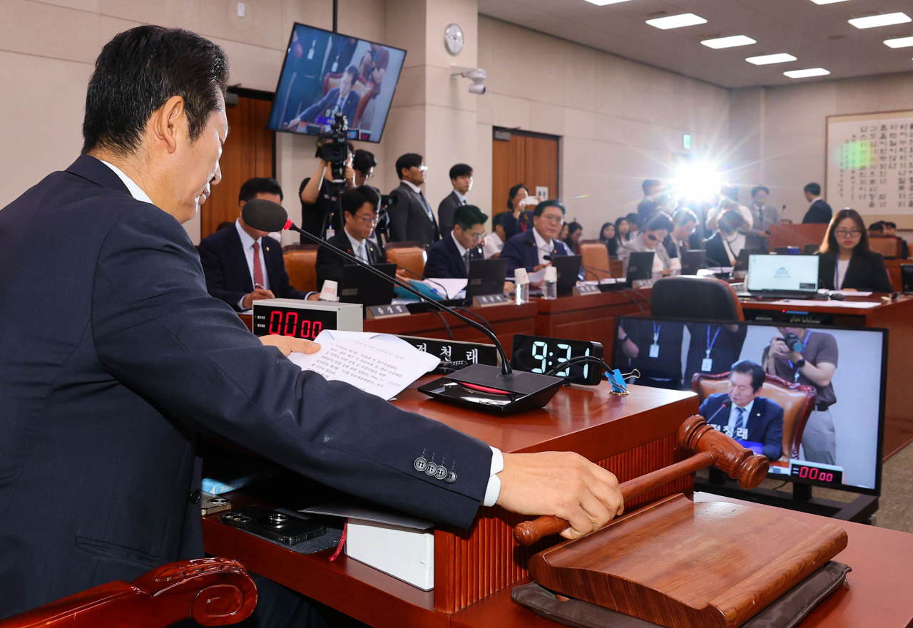 더불어민주당 소속 정청래 국회 법제사법위원장이 지난 24일 오전 전체회의에서 의사봉을 두드리는 모습. 기사와 사진은 직접 관련 없음. [연합]