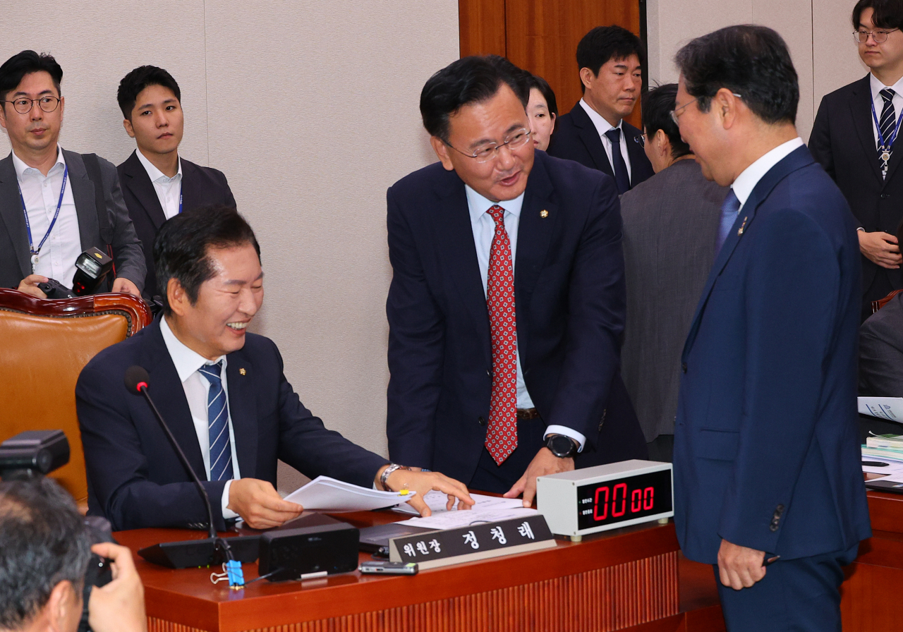 24일 오전 국회 법제사법위원회 전체회의에서 더불어민주당 소속 정청래(왼쪽) 위원장이 국민의힘 간사인 유상범(가운데) 의원, 더불어민주당 간사인 김승원(오른쪽) 의원과 대화하고 있다. [연합]