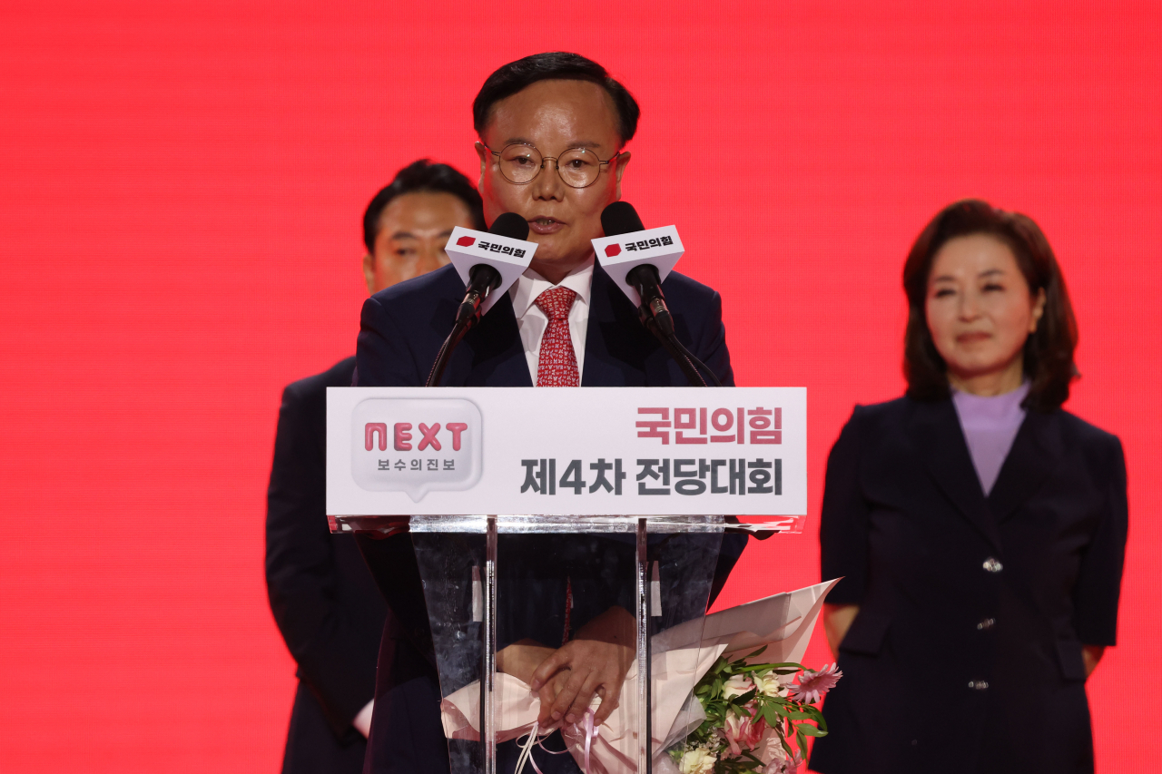 국민의힘 김재원 최고위원이 23일 경기 고양 킨텍스에서 열린 제4차 국민의힘 전당대회에서 최고위원으로 선출된 뒤 수락 연설을 하고 있다. 오른쪽은 김민전 최고위원. [연합]
