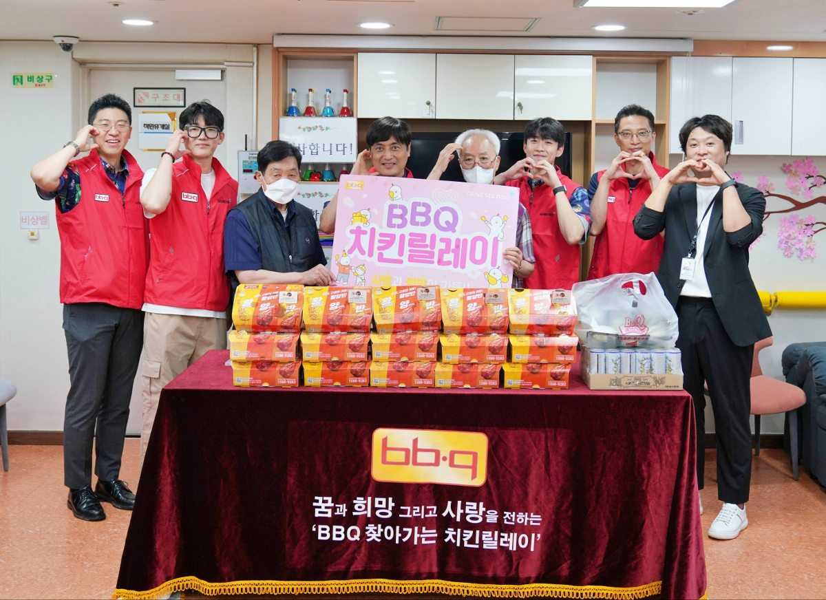 치킨 프랜차이즈 제너시스BBQ 그룹이 중복을 맞아 어르신들에게 황금올리브 치킨 100인분을 전달했다. [제너시스 BBQ 제공]