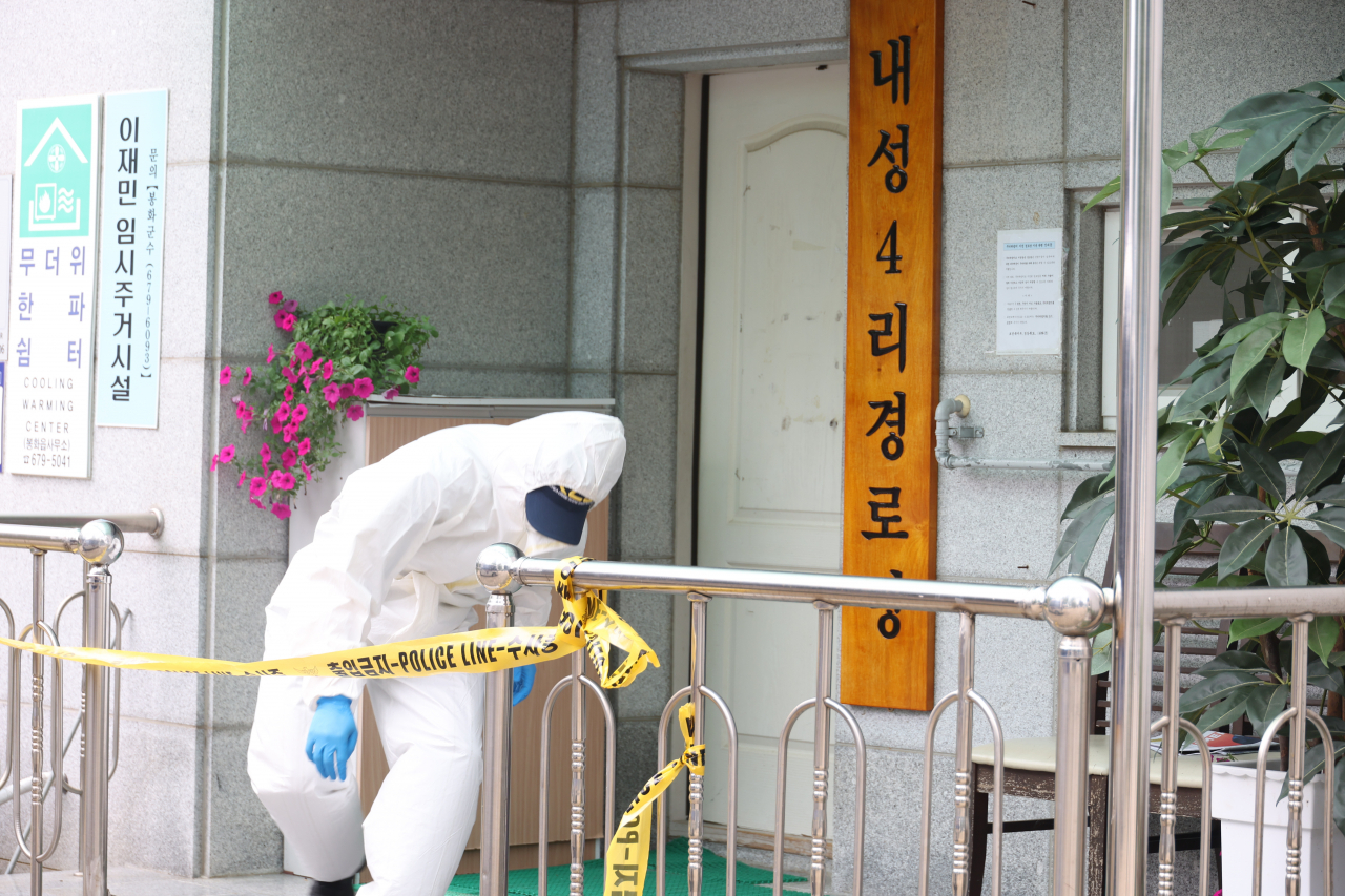 경북경찰청 감식반이 17일 경북 봉화군 봉화읍 내성4리 경로당을 찾아 감식하고 있다. 지난 15일 복날 이곳 경로당에 다니는 41명이 함께 오리고기 식당에서 점심을 먹고 난 뒤 60&sim;70대 4명이 중태에 빠졌다. 이들의 위세척액에서는 살충제 성분이 확인됐다. [연합]