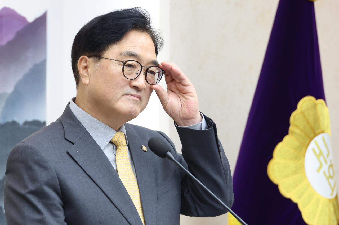 우원식 국회의장이 24일 오후 서울 여의도 국회에서 방송4법과 방통위원장 탄핵 등에 대한 ‘정국 중재안’을 정부와 여당이 거부한 것과 관련해 기자회견 하고 있다. [연합]