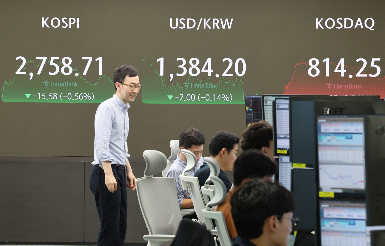 24일 오후 서울 중구 하나은행 본점 딜링룸 현황판에 코스피, 원/달러 환율, 코스닥 지수가 표시돼 있다. 이날 코스피는 전장보다 전장보다 15.58포인트 내린 2758.71로, 코스닥 지수는 전 거래일보다 2.13포인트(0.26%) 오른 814.25에 장을 마쳤다. [연합]