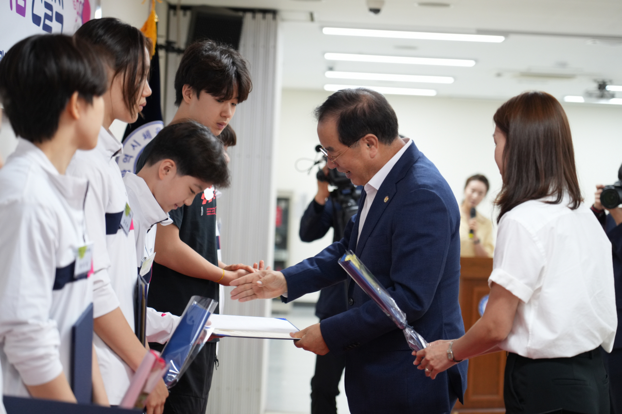 하윤수 부산시교육감이 24일 오후 부산시체육회관에서 개최된 ‘2024 부산체육꿈나무 우수선수 장학금 전달식’에서 학생들에게 장학증서를 전달하고 있다. [사진=부산시교육청]