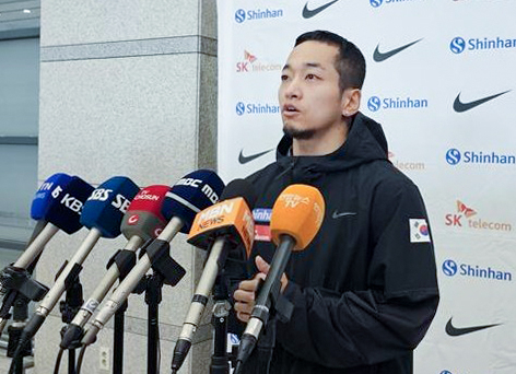 2024 파리 올림픽 브레이킹 출전권을 따낸 비보이 김홍열(Hongten·도봉구청)이 지난 6월 인천국제공항을 통해 귀국 후 취재진과 인터뷰 하고있다. [연합]