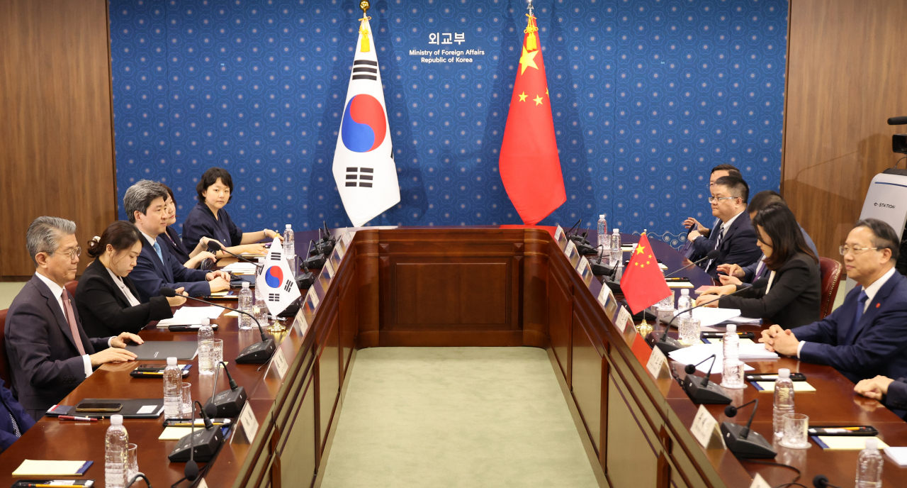 김홍균 외교부 1차관과 마자오쉬 중국 외교부 상무부부장이 24일 외교부 청사에서 한중 외교차관 전략대화를 하고 있다. [연합]