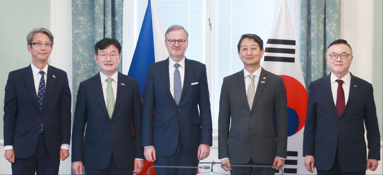 우리 기업의 체코 신규 원전 건설 사업 우선협상자 선정과 관련해 파견된 대통령 특사단이 24일(현지시간) 체코 프라하에 위치한 총리실에서 페트로 피알라 체코 총리를 만나 윤석열 대통령의 감사 친서를 전달한 뒤 기념촬영을 하고 있다. 왼쪽부터 홍영기 주체코대사, 성태윤 대통령실 정책실장, 페트로 피알라 체코 총리, 안덕근 산업통상자원부 장관, 황주호 한국수력원자력 사장. [연합]