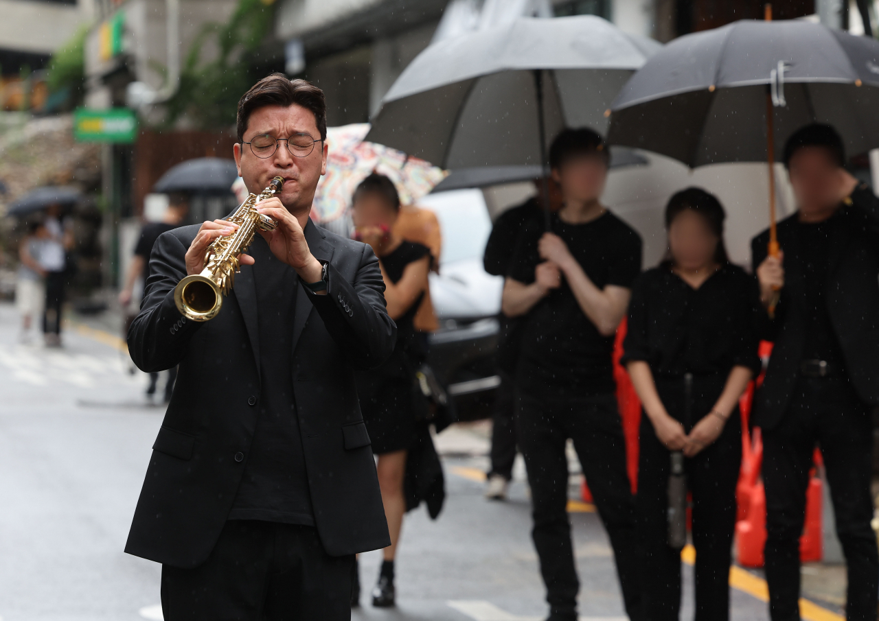 “이수만, ‘故김민기 장례 식사비로 써달라’ 5천만원 전달”…유족 “마음만 받겠다”