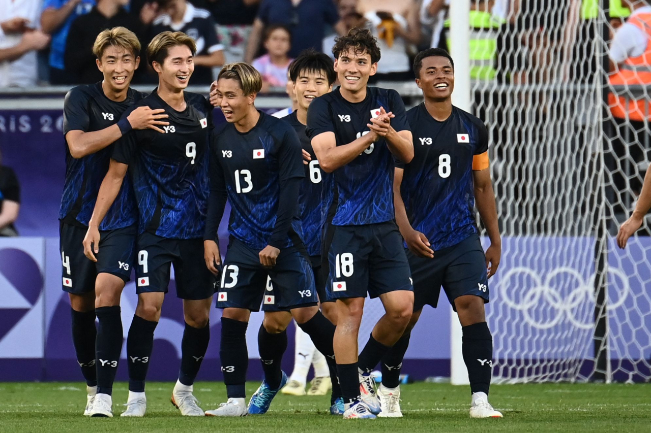 일본 올림픽 축구대표팀의 후지오 쇼타(왼쪽 두번째)가 파라과이와의 D조 개막전에서 팀의 5번째 골을 성공한 뒤 동료의 축하를 받고 있다. [연합/AFP]