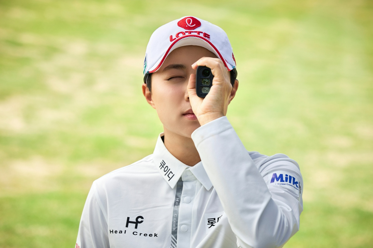 프로 골퍼 김효주 선수가 캐논의 골프 거리 측정기 ‘파워샷 골프(PowerShot GOLF)’를 사용하고 있다. [캐논코리아 제공]