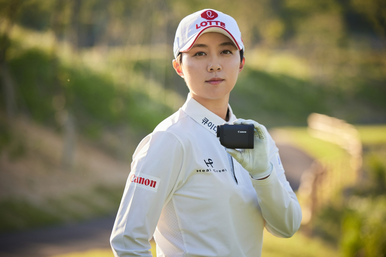 프로 골퍼 김효주 선수가 캐논의 골프 거리 측정기 ‘파워샷 골프(PowerShot GOLF)’를 사용하고 있다. [캐논코리아 제공]