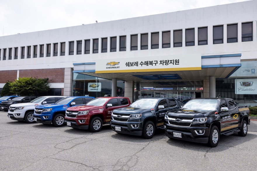 GM 한국사업장은 최근 집중호우로 인해 피해를 입은 지역의 신속한 복구를 위해 쉐보레 차량들을 긴급 구호 차량으로 제공하고 임직원 자원봉사 활동을 통해 주민들의 조속한 일상 회복을 지원하기로 했다. 이와 관련, GM은 24일 GM 한국사업장 부평 본사에서 GM 임직원과 인천광역시자원봉사센터 관계자 및 임직원 자원봉사자들이 참석한 가운데 긴급 구호 차량 전달식을 개최했으며 사진은 이번에 전달된 차량들. [GM한국사업장 제공]
