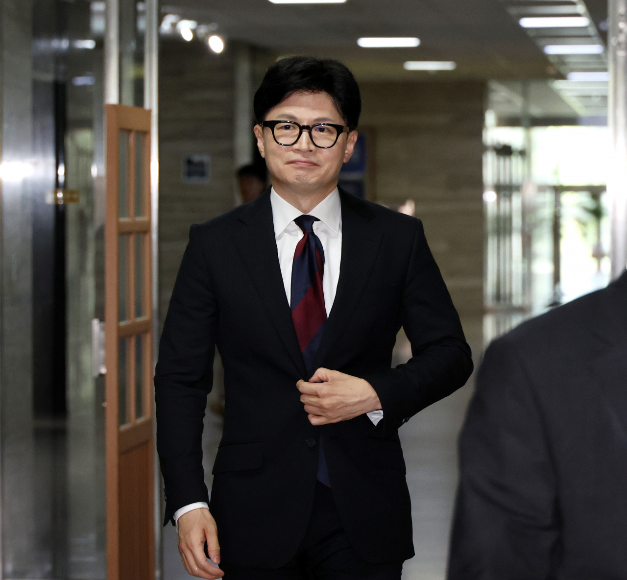 한동훈 국민의힘 신임 당대표가 24일 오전 서울 여의도 국회 당대표실로 이동하고 있다. [연합]