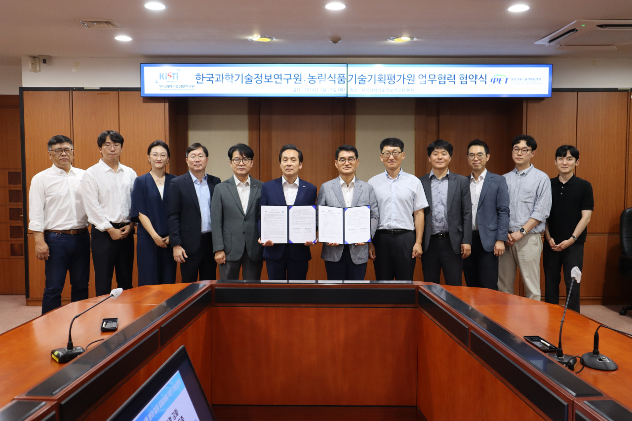 김재수(가운데 왼쪽) KISTI 원장과 노수현(가운데 오른쪽) 농림식품기술기획평가원장이 업무협약서를 들고 기념촬영을 하고 있다. [KISTI 제공]