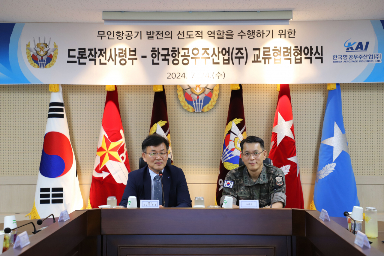 이상재(왼쪽) KAI 전무, 김용대 드론작전사령부 사령관이 MOU 체결식에서 기념촬영을 하고 있다. [KAI 제공]