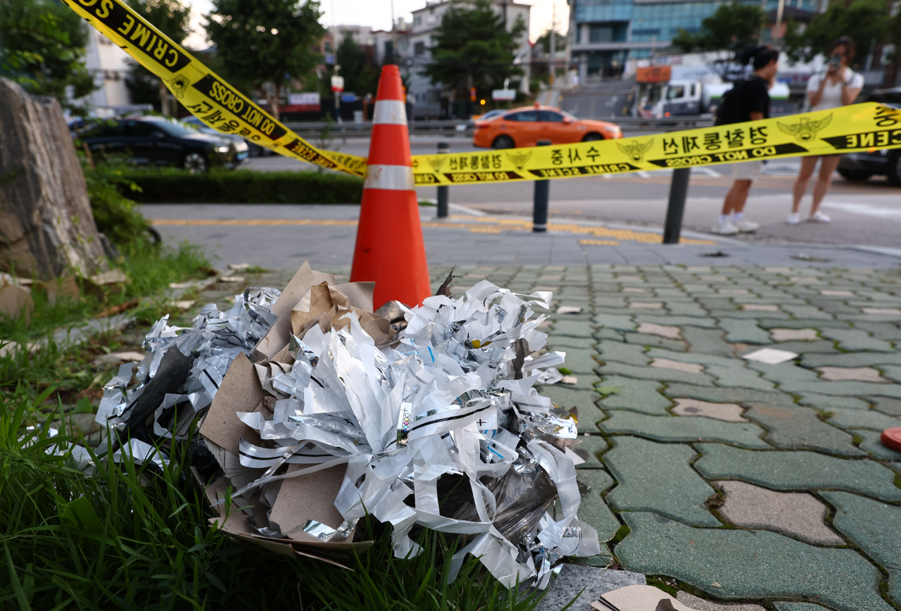 24일 오후 서울 서대문구 연세대학교 신촌캠퍼스 인근에 북한의 대남 쓰레기 풍선으로 추정되는 물체의 내용물이 떨어져 있다. [연합]