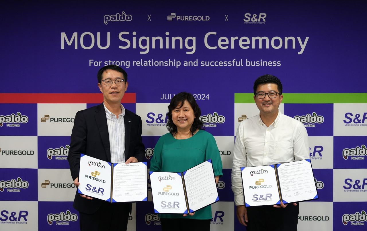 팔도와 S&R, PUREGOLD 관계자가 24일 서초구 팔도 본사에서 업무협약을 맺었다. 왼쪽부터 권성균 팔도 대표이사, Susan PUREGOLD사 부회장, Karl Cotaoco S&R사 부사장. [팔도 제공]