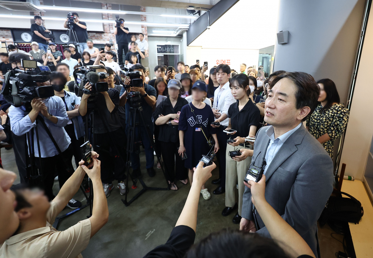 류화현 위메프 대표이사가 25일 새벽 서울 강남구 위메프 본사에서 정산 지연 사태로 상품을 환불받으려는 고객들을 응대하고 있다. 연합뉴스