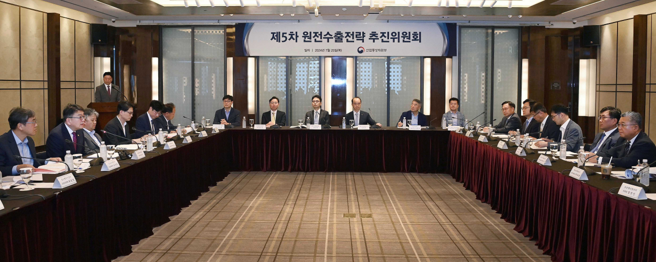 최남호(왼쪽 두번째) 산업통상자원부 제2차관이 25일 서울 중구 웨스틴조선호텔에서 진행된 제5차 ‘원전수출전략추진위원회’에서 모두발언을 하고 있다.[산업통상자원부 제공]