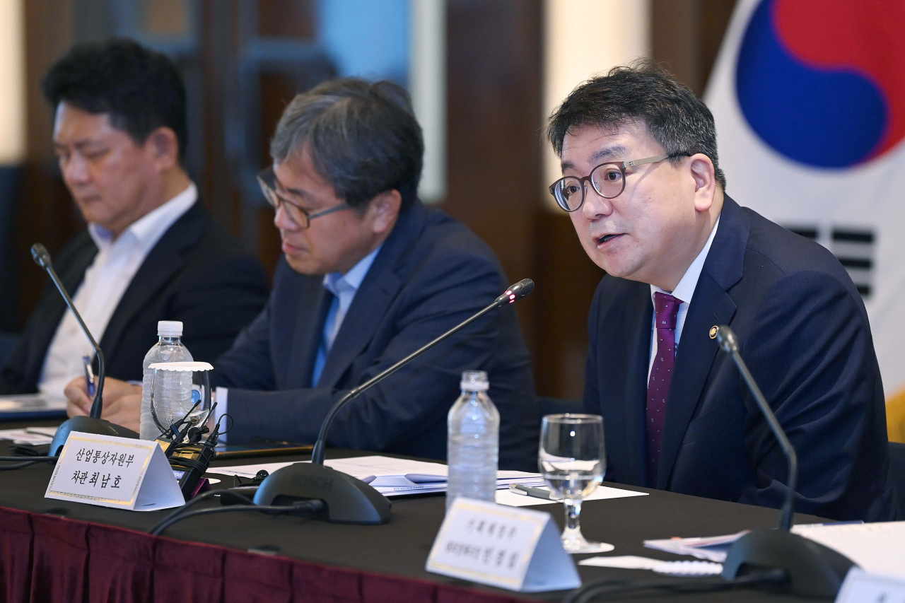 최남호(오른쪽 첫번째) 산업통상자원부 제2차관이 25일 서울 중구 웨스틴조선호텔에서 진행된 제5차 ‘원전수출전략추진위원회’에서 모두발언을 하고 있다.[산업통상자원부 제공]