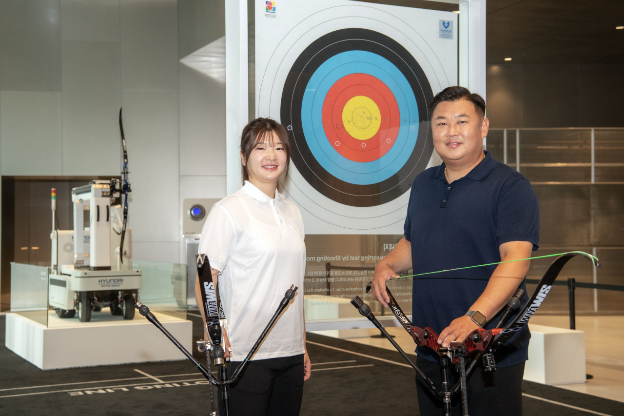 현대자동차그룹 양궁 체험행사에 참여한 전 양궁 금메달리스트 오진혁(오른쪽) 선수와 강채영 선수가 포즈를 취하고 있다. [현대차그룹 제공]