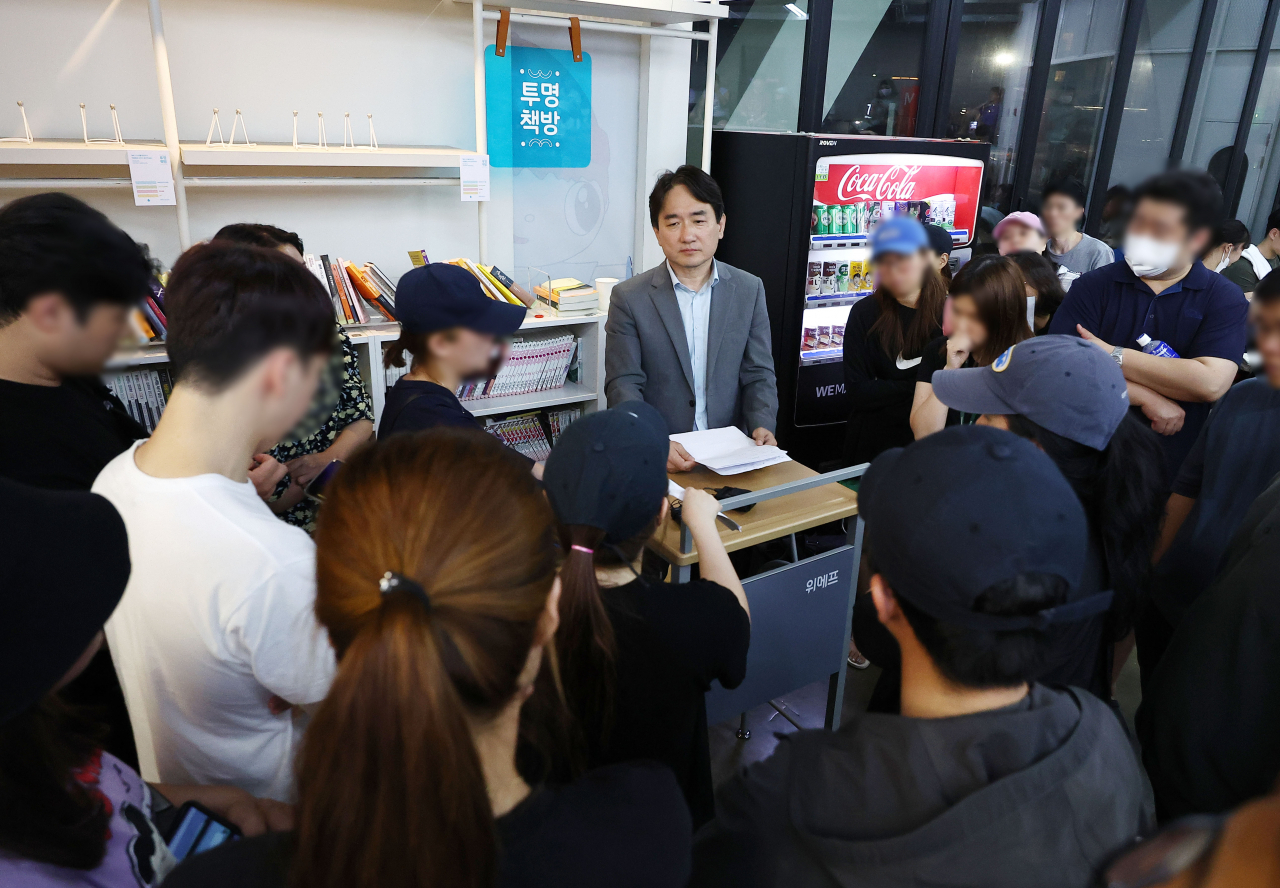 류화현 위메프 대표이사가 25일 새벽 서울 강남구 위메프 본사에서 정산 지연 사태로 상품을 환불받으려는 고객들을 응대하고 있다. [연합]