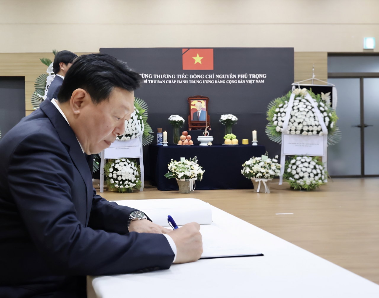 신동빈 롯데 회장이 25일 오전 주한 베트남 대사관을 방문해 지난 19일 별세한 응우옌 푸 쫑 베트남 공산당 서기장을 조문했다. [롯데 제공]