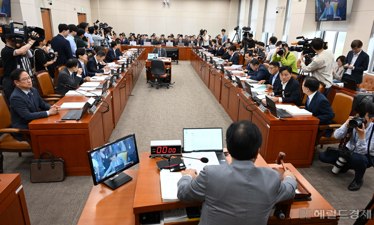 송언석 국회 기획재정위원회 위원장이 9일 서울 여의도 국회에서 열린 기획재정위원회 전체회의에 참석회 회의를 진행하고 있다. 이상섭 기자