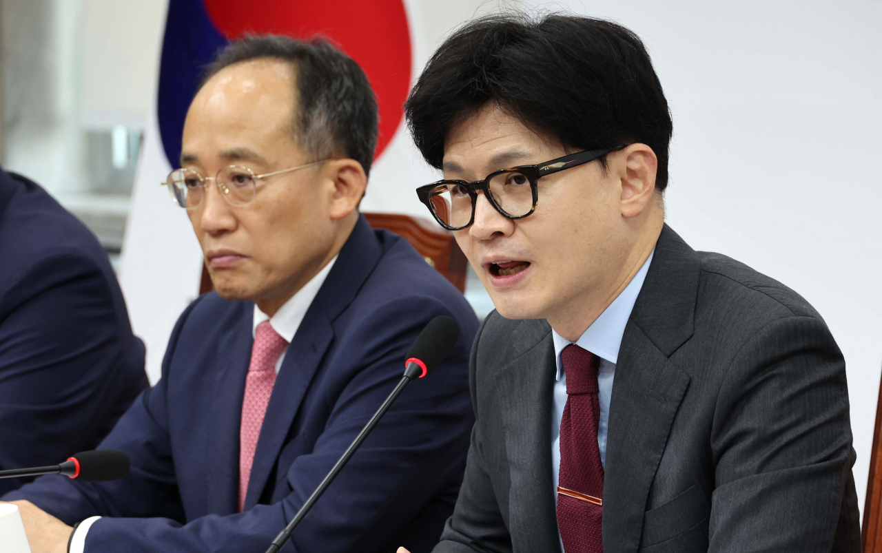 한동훈(오른쪽) 국민의힘 대표가 25일 오전 서울 여의도 국회에서 열린 최고위원회의에서 발언을 하고 있다. 임세준 기자