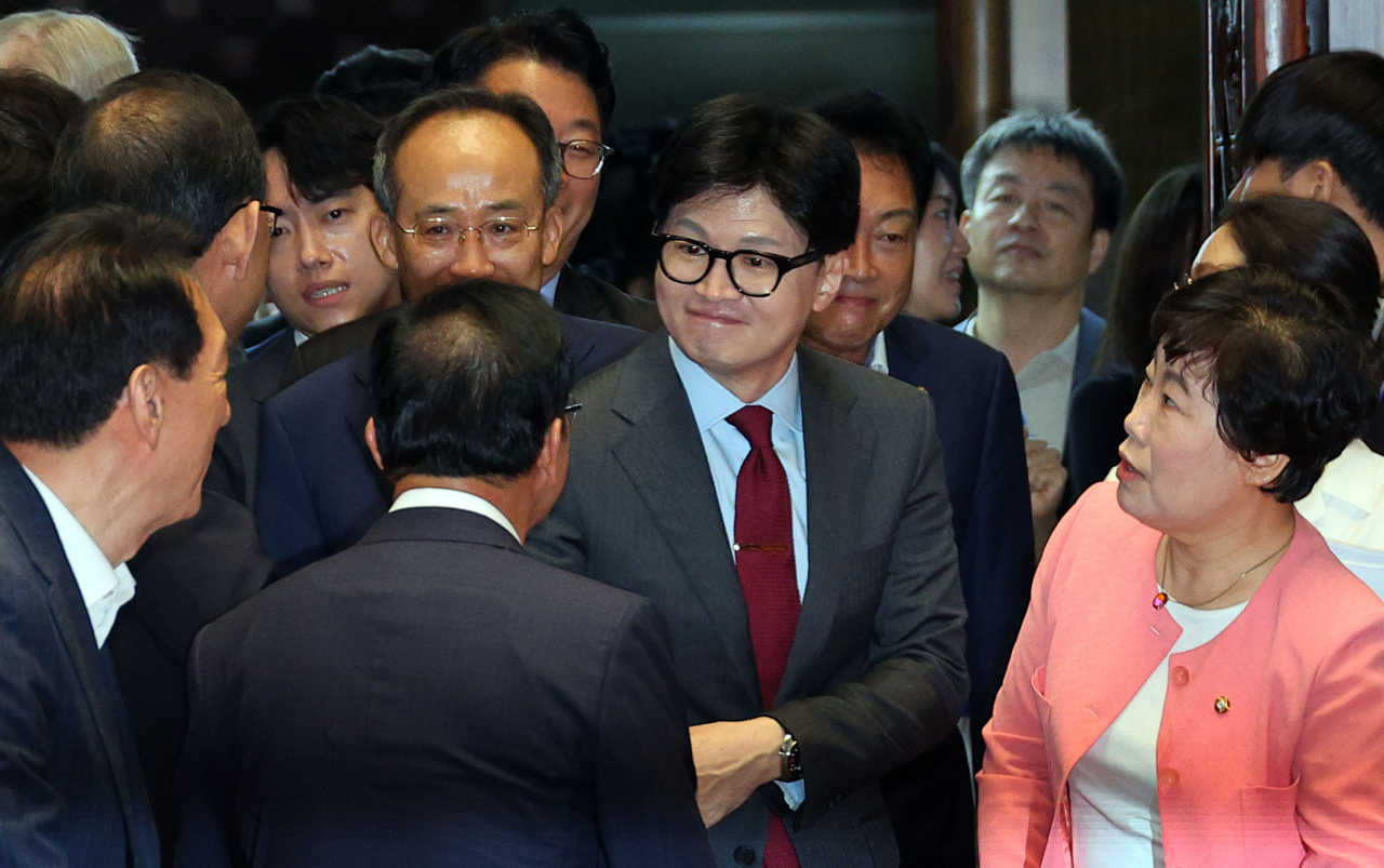 국민의힘 한동훈 대표가 25일 오전 국회에서 열린 의원총회에서 동료 의원들과 인사하고 있다. [연합]