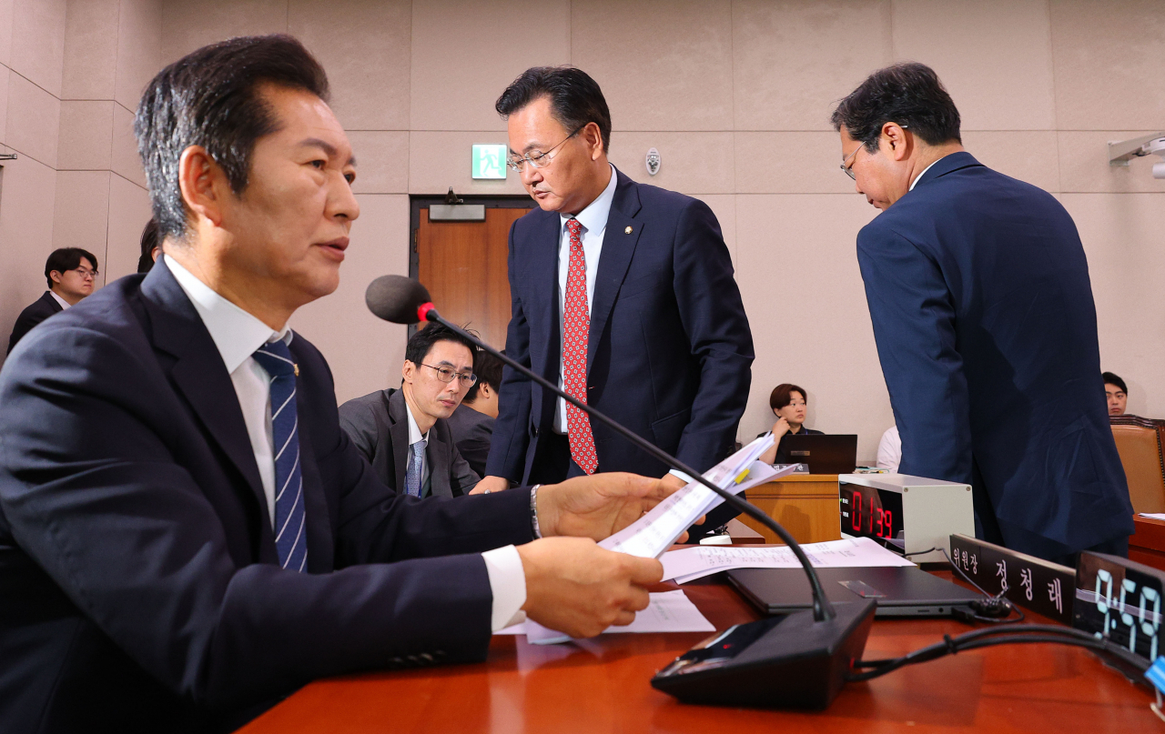 지난 24일 오전 국회에서 법제사법위원회 전체회의 국민의힘 간사인 유상범 의원, 더불어민주당 간사인 김승원 의원이 대화를 하기 위해 잠시 퇴장하고 있다. 맨 왼쪽은 정청래 위원장. [연합]