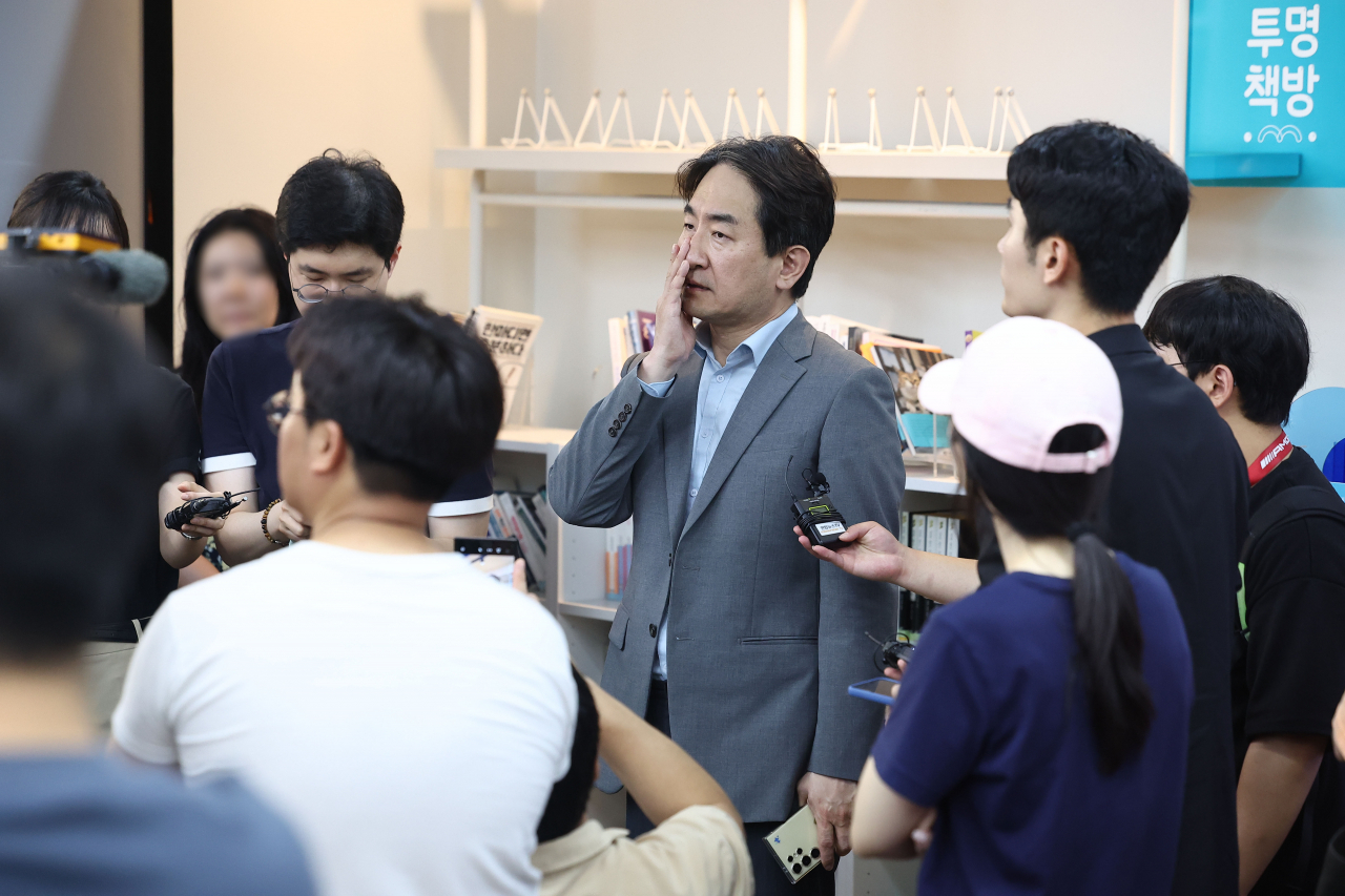 류화현 위메프 대표이사가 25일 새벽 서울 강남구 위메프 본사에서 정산 지연 사태로 상품을 환불받으려는 고객들을 응대하고 있다. [연합]