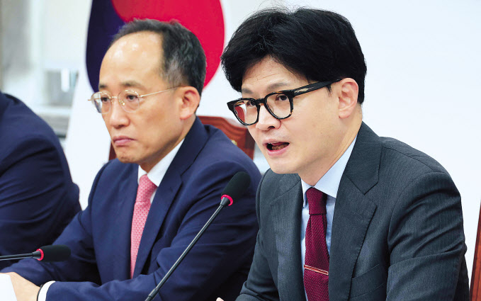 한동훈(오른쪽) 국민의힘 대표가 25일 오전 서울 여의도 국회에서 열린 최고위원회의에서 발언을 하고 있다. 임세준 기자