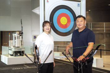현대자동차그룹 양궁 체험행사에 참여한 전 양궁 금메달리스트 오진혁(오른쪽) 선수와 강채영 선수가 포즈를 취하고 있다. [현대차그룹 제공]