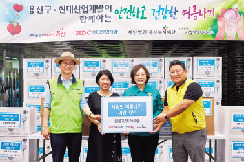 이경직(왼쪽부터) 용산복지재단 사무국장, 유호연 서울역 쪽방상담소장, 박희영 용산구청장, 이동훈 HDC현대산업개발 ESG홍보팀장 [HDC현대산업개발 제공]