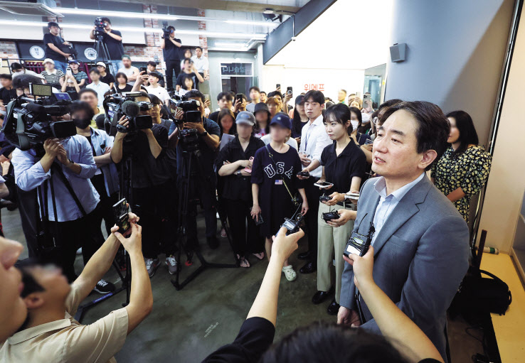 25일 새벽 서울 강남구 위메프 본사에서 류화현 위메프 대표이사가 정산 지연 사태로 환불을 요구하는 고객들의 질문에 답하고 있다. [연합]