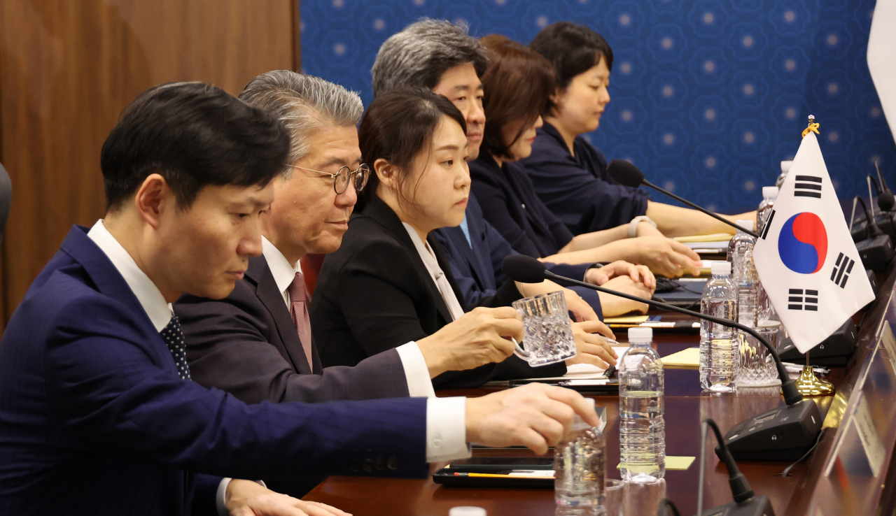 김홍균 외교부 1차관이 24일 외교부 청사에서 마자오쉬 중국 외교부 상무부부장과 한중 외교차관 전략대화를 하고 있다. [연합]