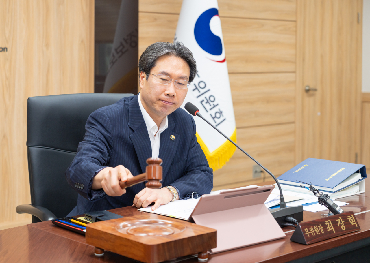 최장혁 개인정보보호위원회 부위원장이 24일 오후 서울 종로구 정부서울청사에서 개최된 제13회 개인정보보호위원회 전체회의에서 의사봉을 두드리고 있다. [개인정보보호위원회 제공]
