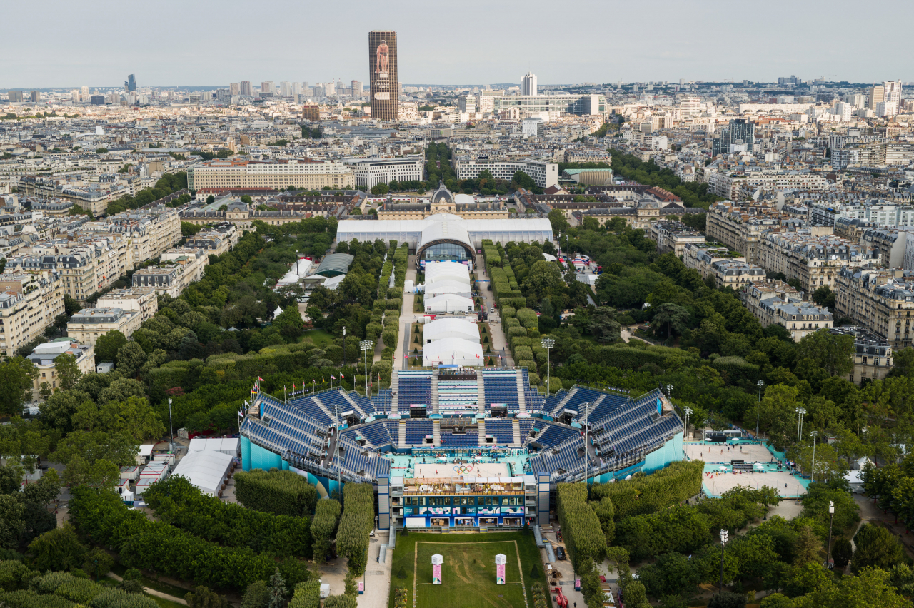 2024 파리 올림픽 개막을 이틀 앞둔 지난 24일 프랑스 파리 에펠탑 전망대에서 내려다본 샹드마르스 공원에 마련된 비치발리볼 경기장. 2024.7.24 파리=이상섭 기자